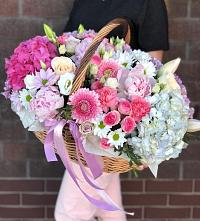 Цветочная композиция из Розы, Хризантемы, Пионы и Лизиантусы в корзине в Киевке