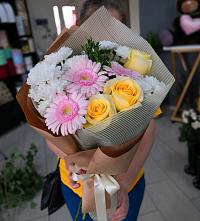 Букет цветов из:  Герберы, Розы и Хризантемы в Киевке