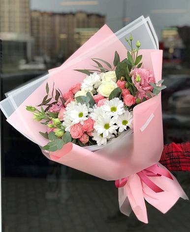 Букет цветов из: Розы, Лизиантусы и Хризантемы в Киевке
